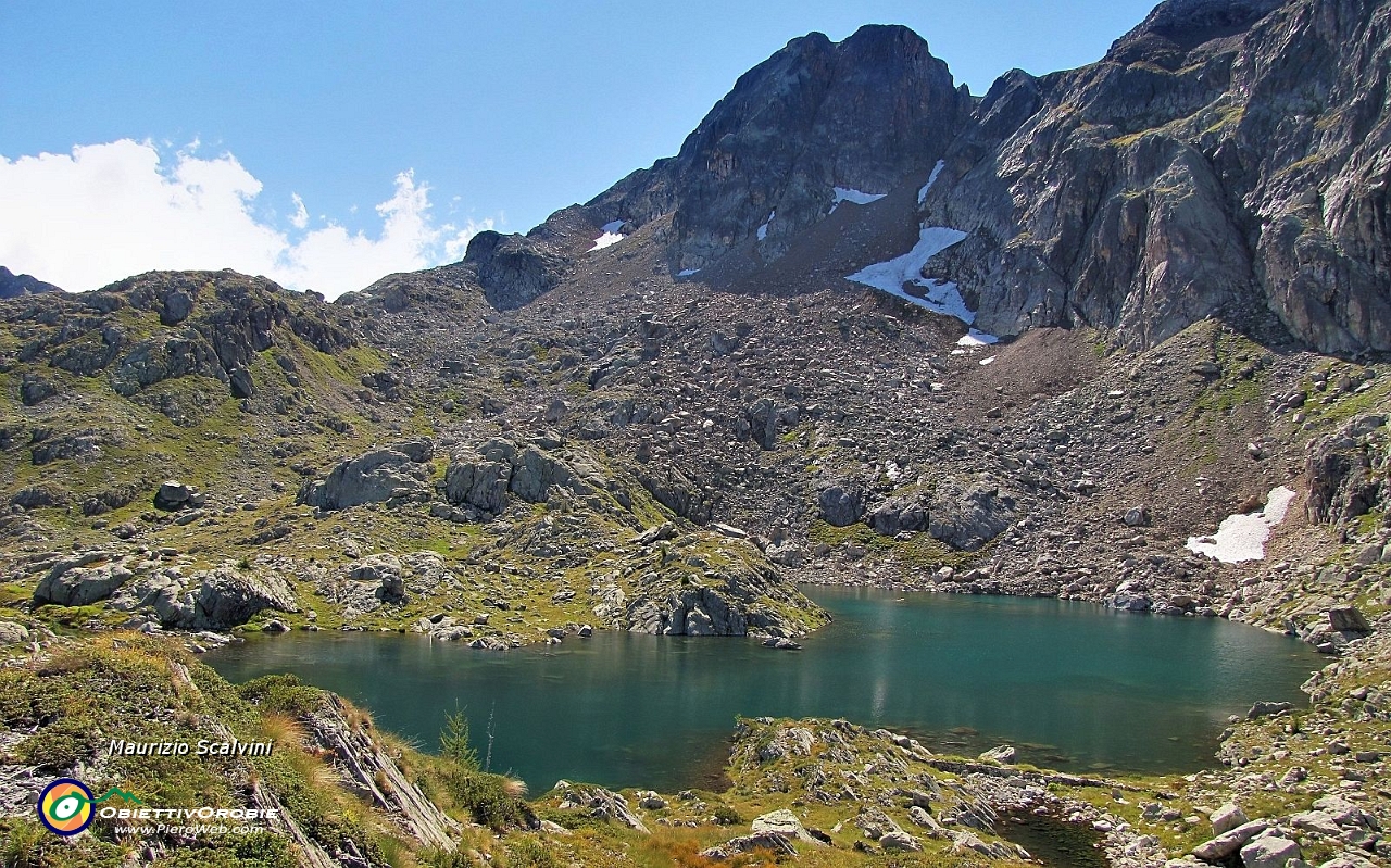 21 Risalgo un poggio panoramico. Tutto il Cabianca in uno scatto solo, lago e vetta....JPG